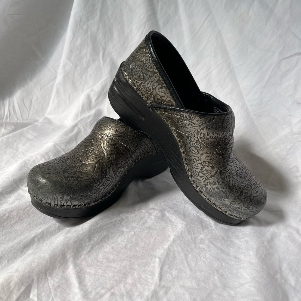 Dansko Professional Clogs in Metallic Gray/Silver, Size 36 (US size 6), EUC